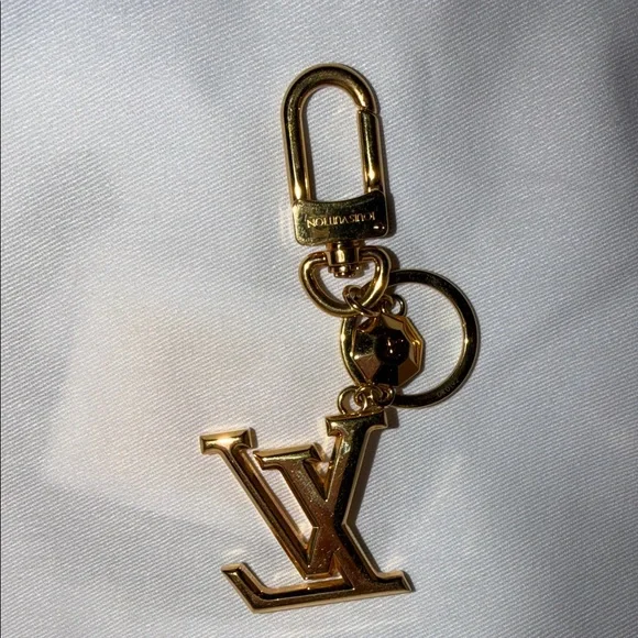 💯 authentic Louis Vuitton Gold LV Logo Keychain come with box and dust bag - Picture 3 of 5